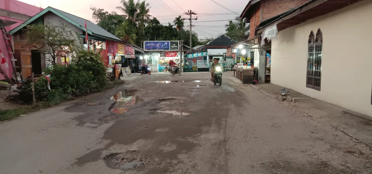 Jalan kabupaten di Kecamatan Kuantan Hilir, tepatnya simpang tiga jalan provinsi, sudah bertahun-tahun tidak tersentuh perbaikan.