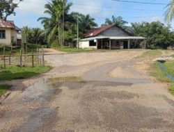 Jalan Kabupaten di Kuansing Banyak Rusak, Seperti Lagu Dangdut Saja: Musim Panas Berdebu, Musim Hujan Bagaikan Kubangan