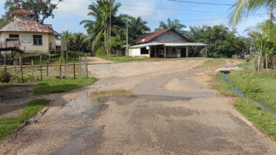 Jalan Kabupaten di Kuansing Banyak Rusak, Seperti Lagu Dangdut Saja: Musim Panas Berdebu, Musim Hujan Bagaikan Kubangan