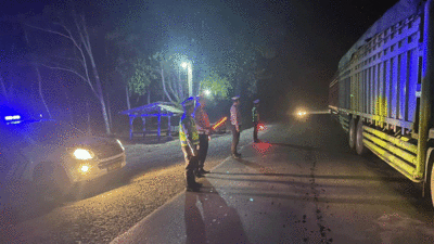 Satlantas Polres Way Kanan patroli malam di jalan lintas Sumatera, Kampung Giham, Kecamatan Blambangan Umpu, Lampung, Jumat (18/10/2025).