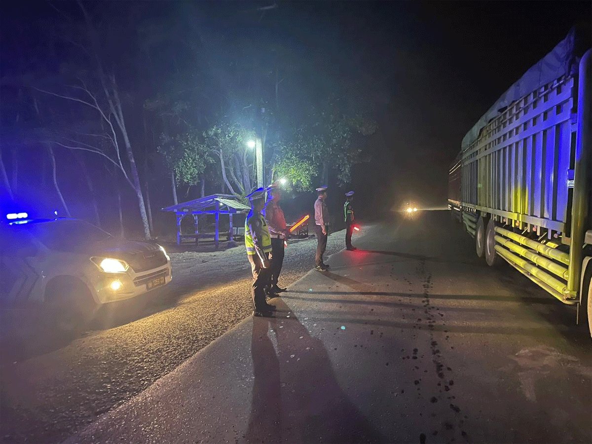 Satlantas Polres Way Kanan patroli malam di jalan lintas Sumatera, Kampung Giham, Kecamatan Blambangan Umpu, Lampung, Jumat (18/10/2025).
