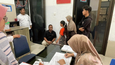 Panitia Robby Andiska dan Pramadhika Aulia, menjenguk Azila yang sedang berobat ke Puskesmas Kolok.