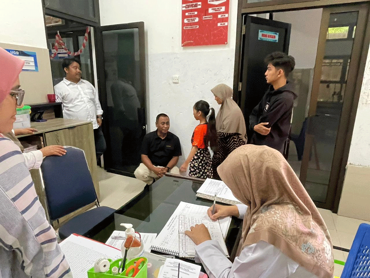 Panitia Robby Andiska dan Pramadhika Aulia, menjenguk Azila yang sedang berobat ke Puskesmas Kolok.