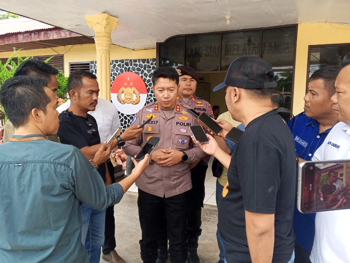 Kapolres Kuansing berikan keterangan pers di mapolres.