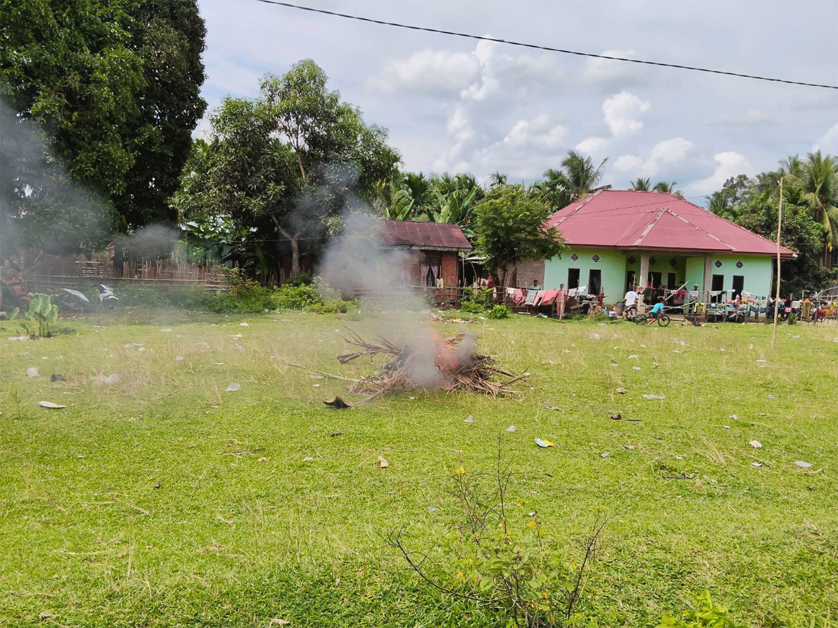 Motor wartawan dibakar sekelompok orang.
