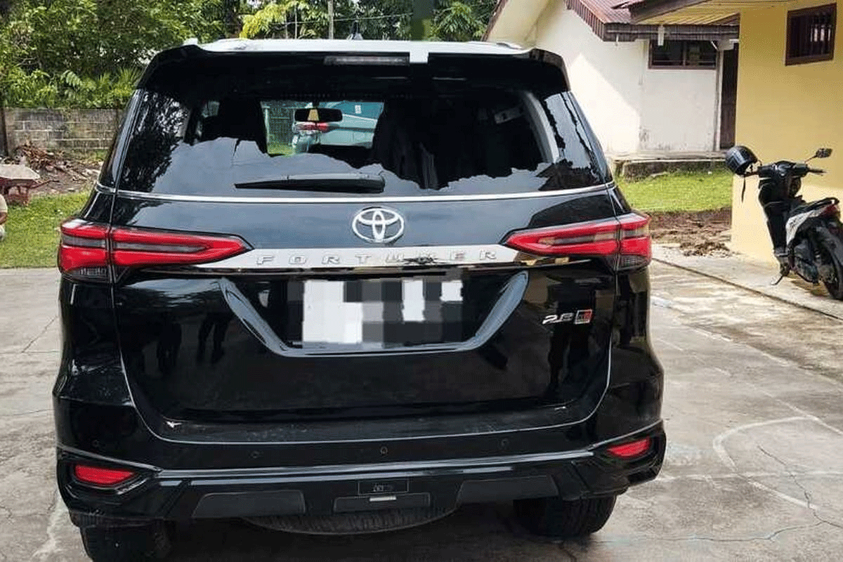 Mobil Kapolres Kuansing yang dirusak sekelompok orang.