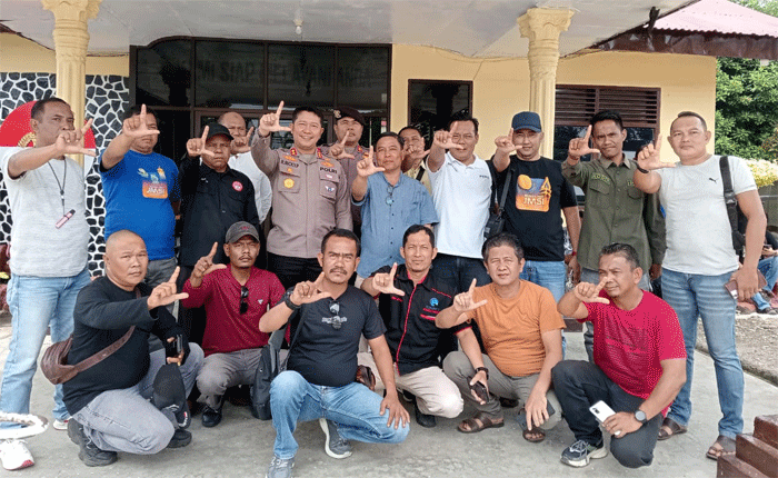 Kapolres Kuansing bersama wartawan