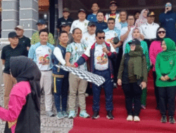 Basatu, Bakayuah Menuju Kuansing Hebat, Ribuan Warga Ikuti Jalan Santai di Teluk Kuantan