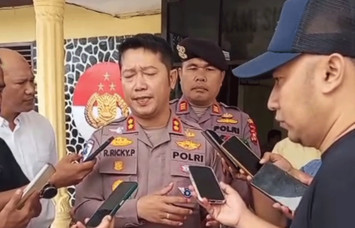 Kapolres Kuansing ketika diwawancarai wartawan.