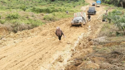 Jalan yang seperti arena offroad yang harus dilintasi warga tiap hari. .