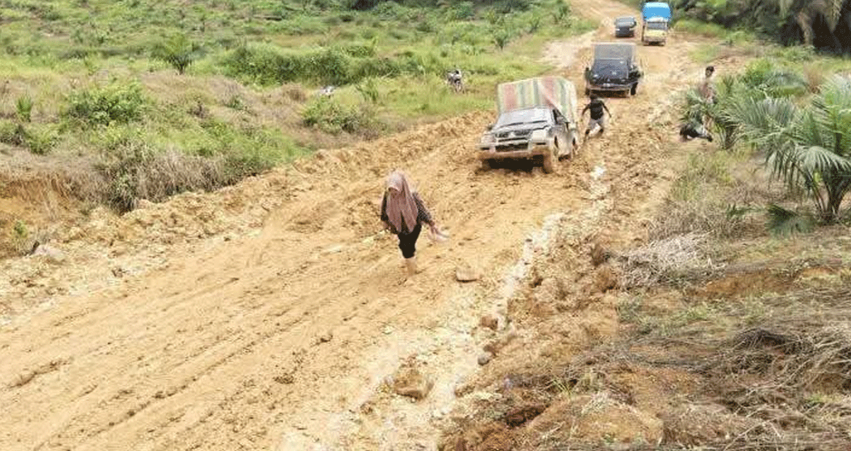 Jalan yang seperti arena offroad yang harus dilintasi warga tiap hari. .