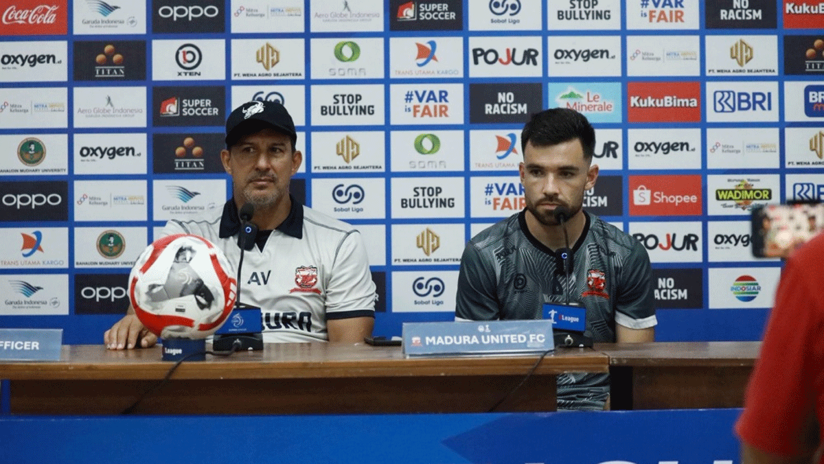 Pelatih Madura United berikan ketrerangan pers. (Ileague.id)