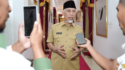Gubernur Mahyeldi berikan keterangan pers.