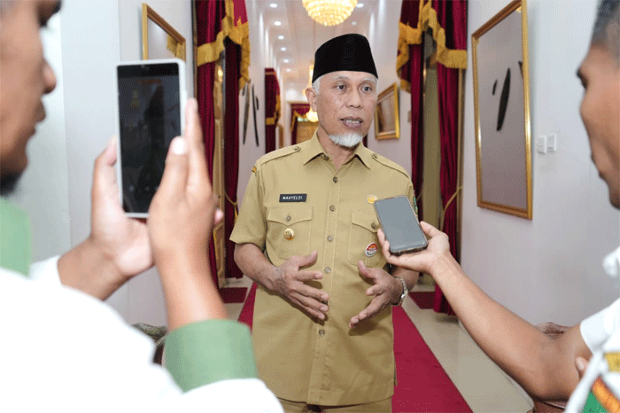 Gubernur Mahyeldi berikan keterangan pers.
