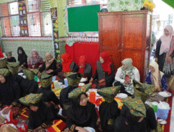 Lestarikan Budaya Minangkabau, Murid dari Tiga Sekolah Dasar Makan Bajamba di Padang Panjang Barat