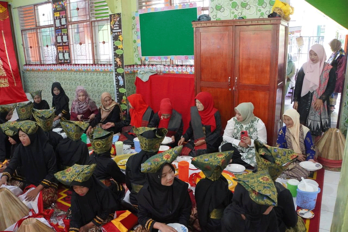 Makan bajamba di Padang Panjang Berat. (kominfo)