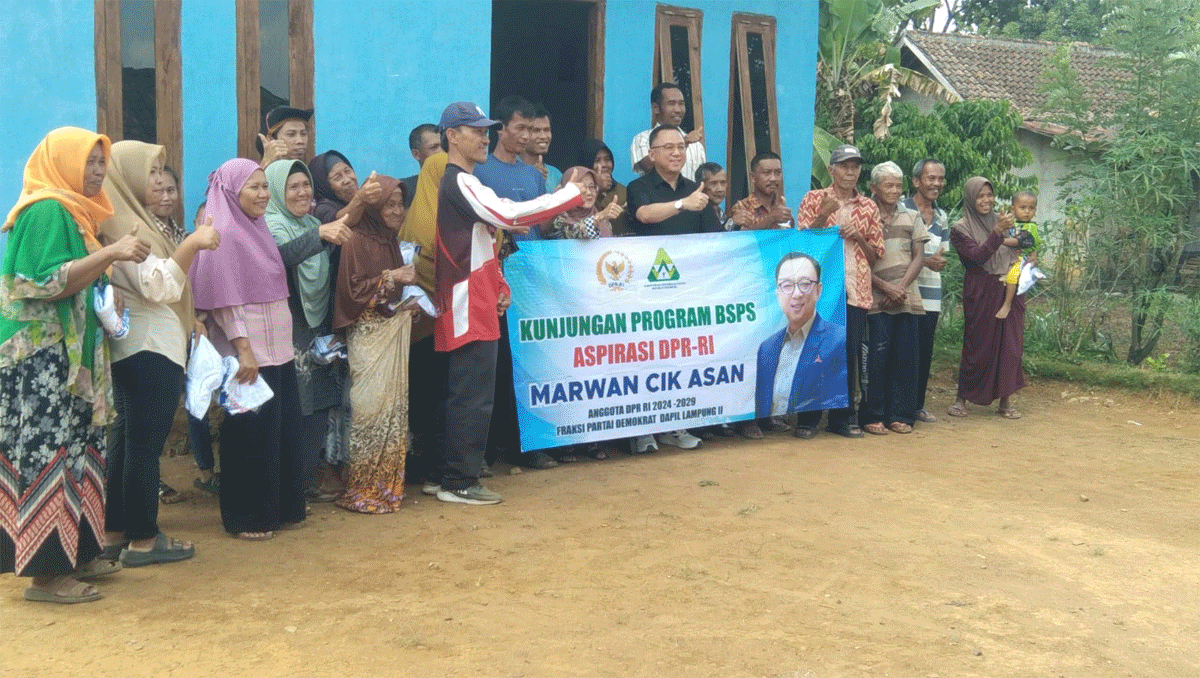 Anggota DPR Marwan Cik Asan Tinjau Program Bantuan Stimulan Perumahan Swadaya di Way Kanan 1 Foto bersama.