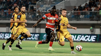 Baloteli kuasai bola dalam laga BRI Super League. (ileague.id)