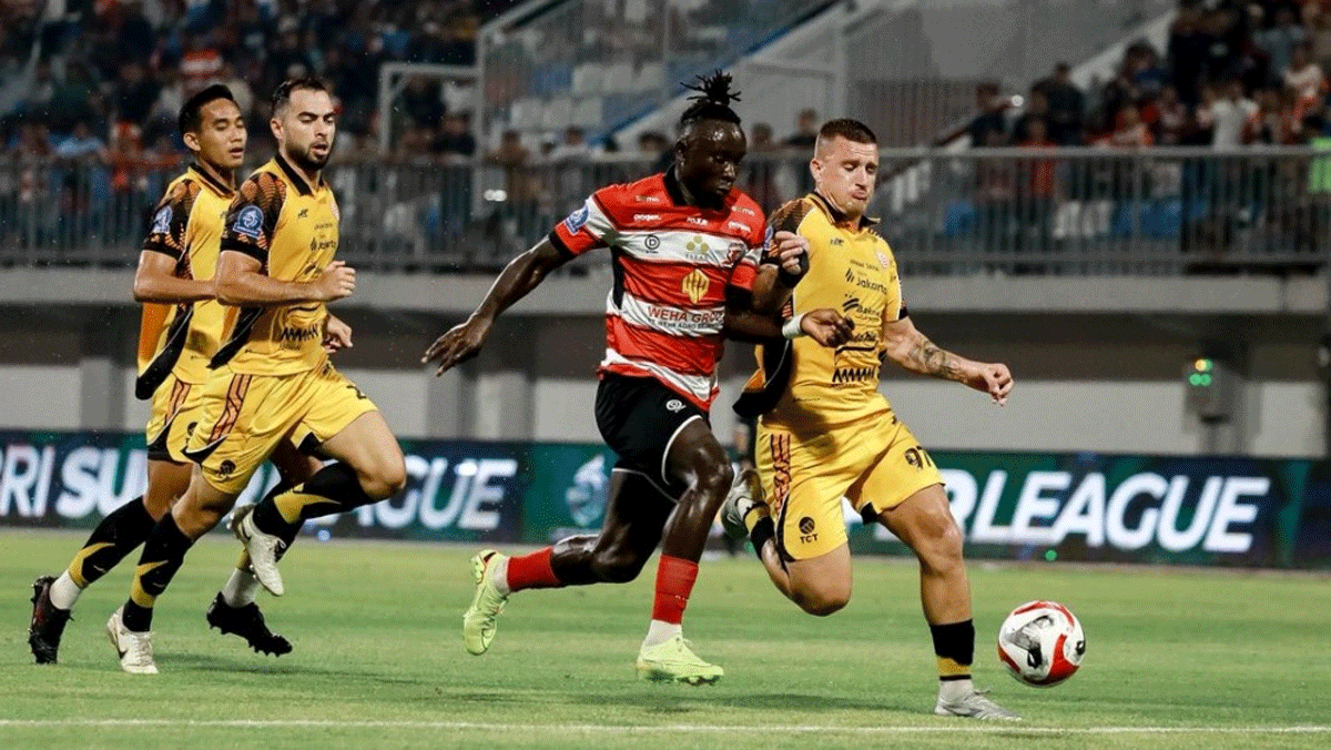 Baloteli kuasai bola dalam laga BRI Super League. (ileague.id)