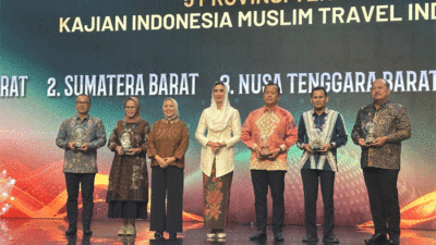 Foto bersama usai penyerahan penghargaan. (Biro Adpim)