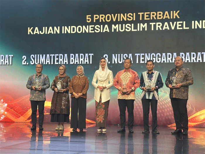 Foto bersama usai penyerahan penghargaan. (Biro Adpim)