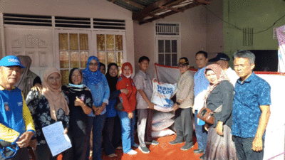 Penyerahan bantuan untuk korban kebakaran di Pasa Gadang, Padang. (ist)