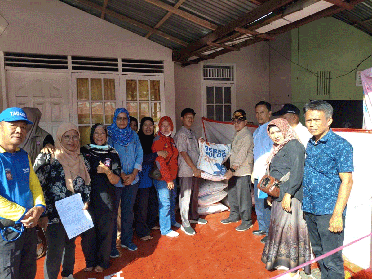 Dinas Sosial Sumbar Salurkan 317 Kilogram Beras untuk Dapur Umum di Pasa Gadang 1 Penyerahan bantuan untuk korban kebakaran di Pasa Gadang, Padang. (ist)
