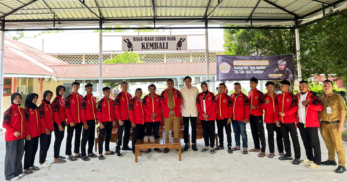 Wagub Sumbar bersama para pessilat yang akan ikut kejuaraan di Kudus.