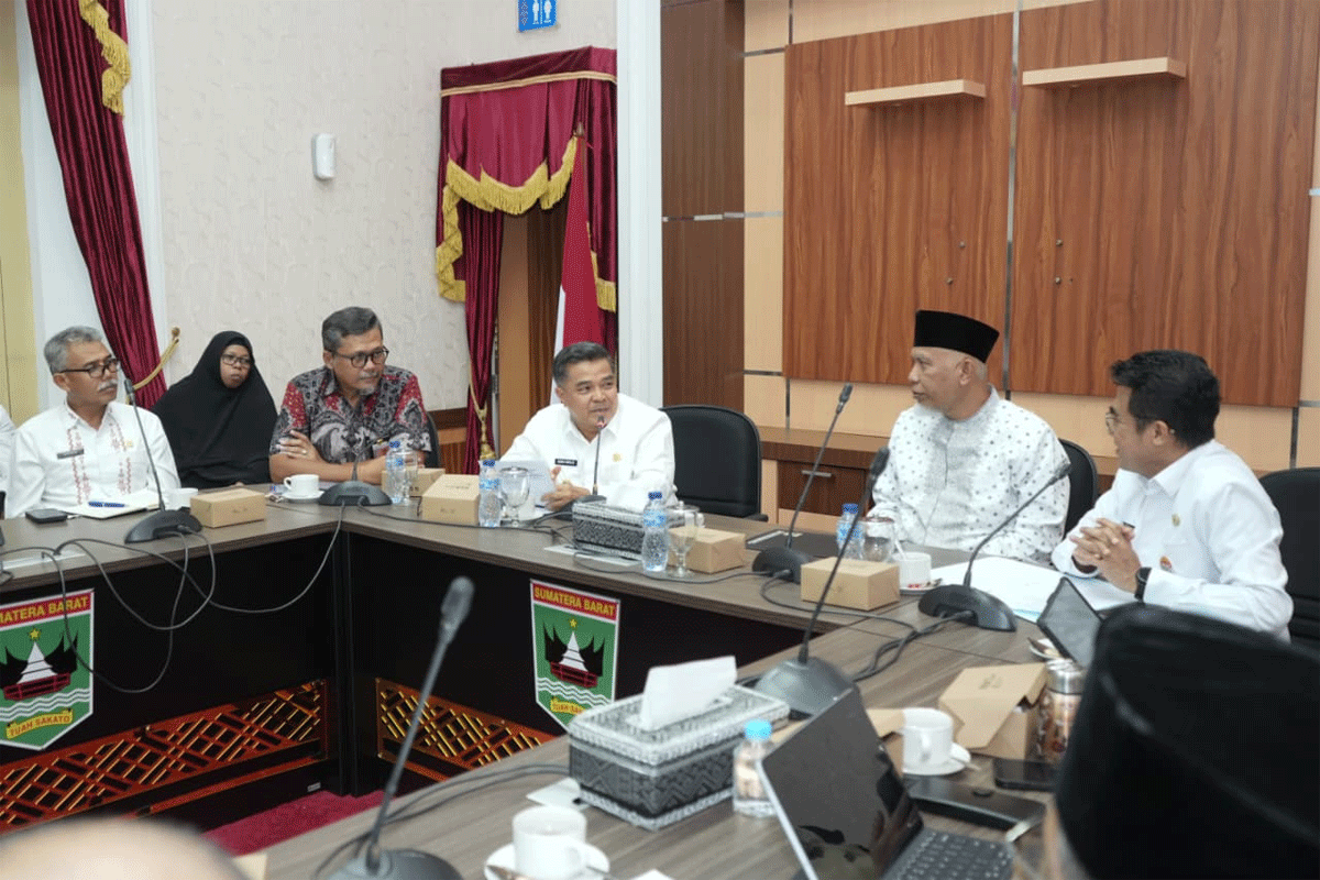Gubernur Siumbar pimpin rapat bahas solusi atasi kemacetan di Padang Lua. (Biro Adpim)