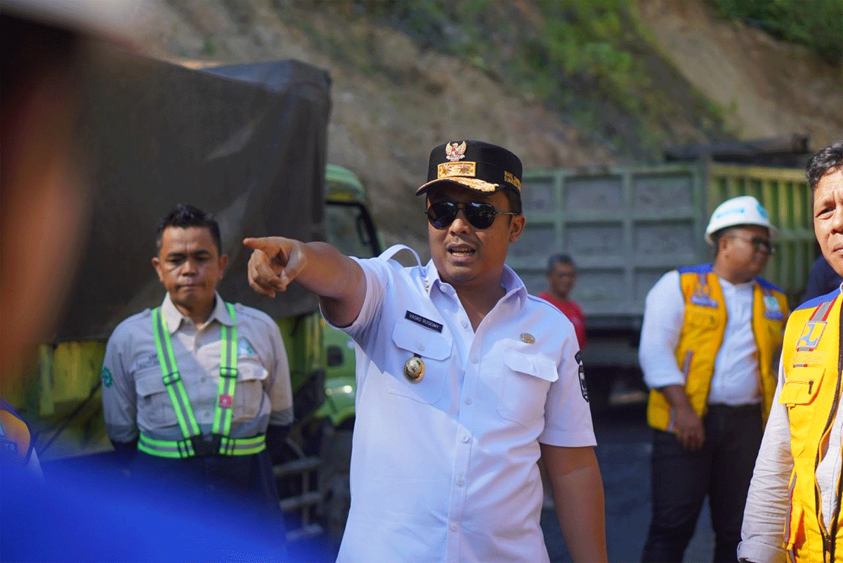 Wakil Gubernur Sumatera Barat, Vasko Ruseimy tinjau progres pembangunan jalan itu, Rabu (30/10/2025).