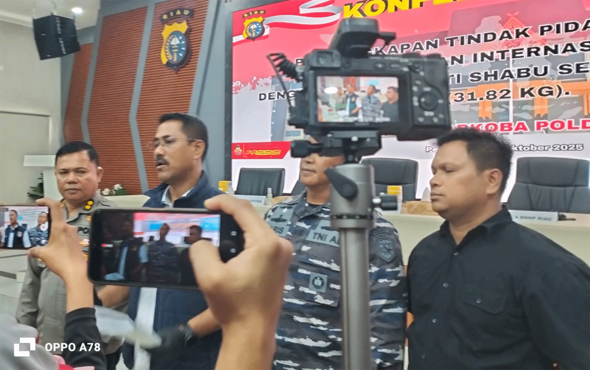 Wakapolda Riau berikan keterangan pers.