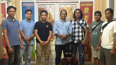 Petugas bersama pelaku pencabulan yang diamankan.