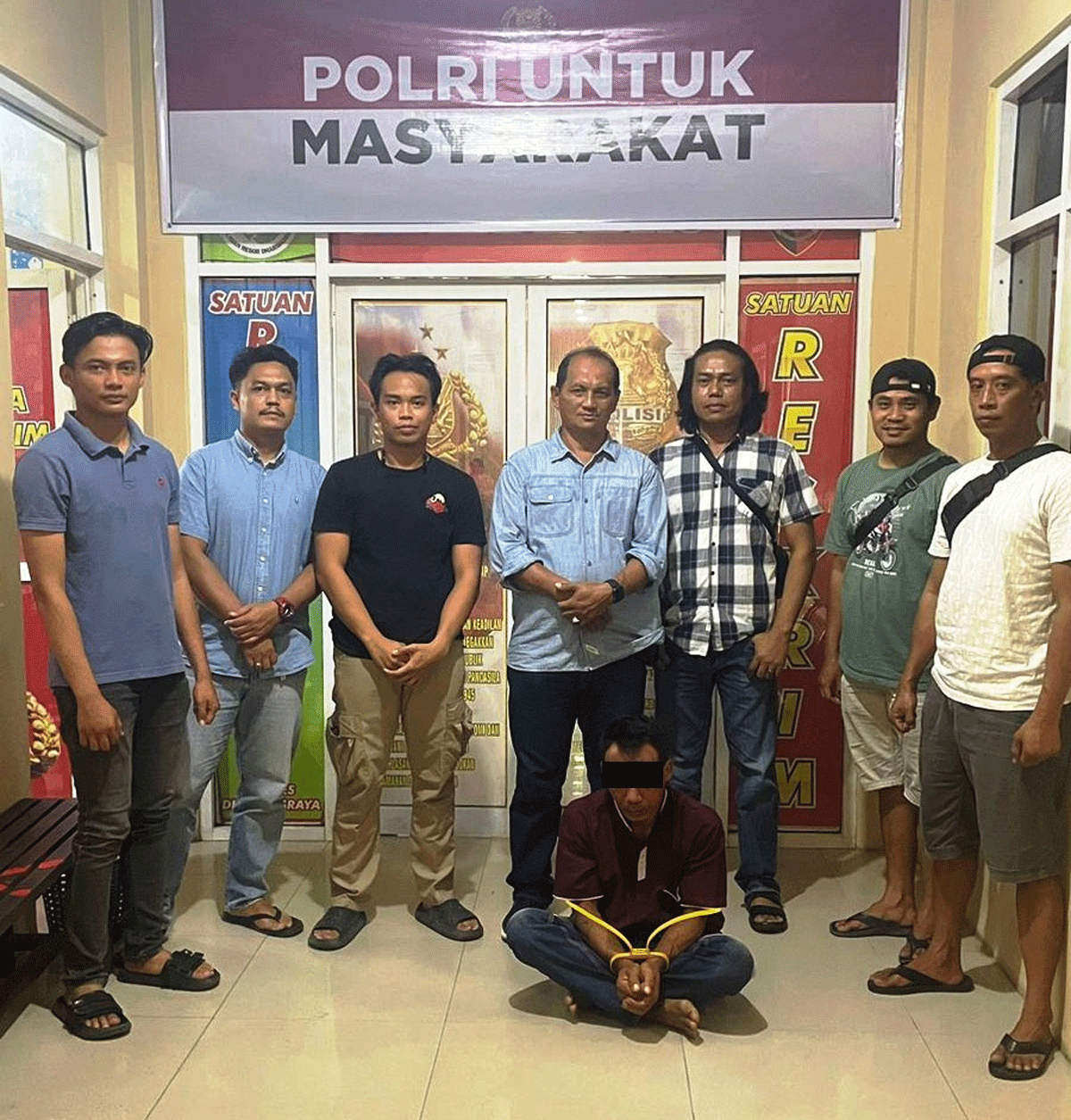 Petugas bersama pelaku pencabulan yang diamankan.