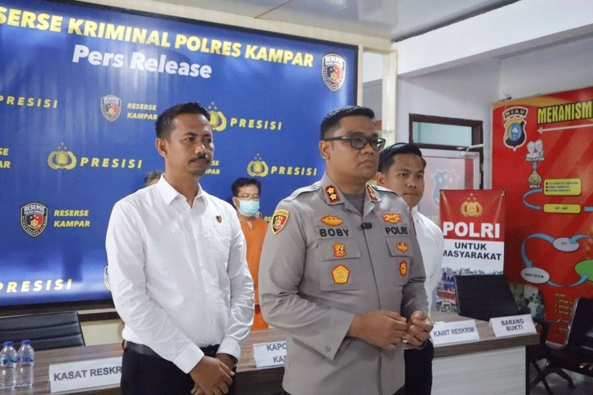 Kapolres Kampar berikan keterangan pers. (riau.go.id)
