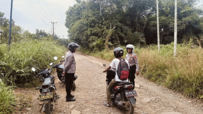 Anggota Polsek Kasui patroli dan beri imbauan ke warga.