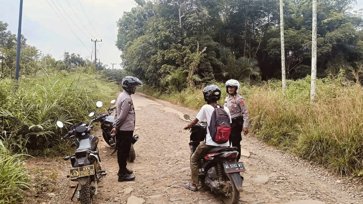Anggota Polsek Kasui patroli dan beri imbauan ke warga.