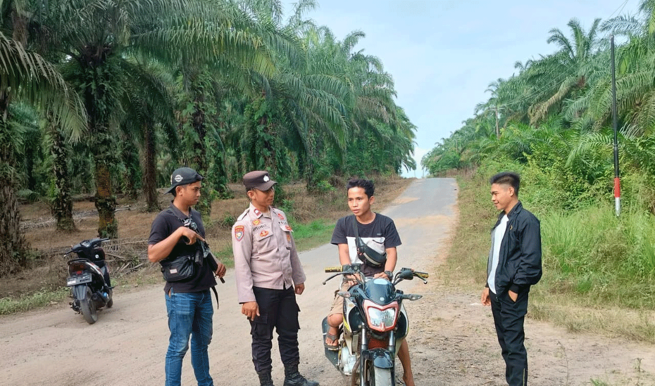 Sambangi Warga Lewat Patroli di Sukamaju, Kanit Binmas Polsek Bumi Agung Sosialisasi Layanan 110 Polri 1 Polsek Bumi Agung Polres Way Kanan Polda Lampung menggelar kegiatan patroli dialogis dalam rangka antisipasi kerawanan kamtibmas dan sosialisasi layanan 110 Polri di Jalan Kampung Sukamaju Kecamatan Bumi Agung Kabupaten Way Kana dan sekitarnya, Selasa (14/10/2025)