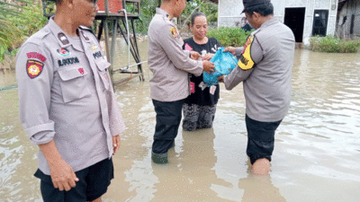 Penyerahan bantuan pada korban banjir.