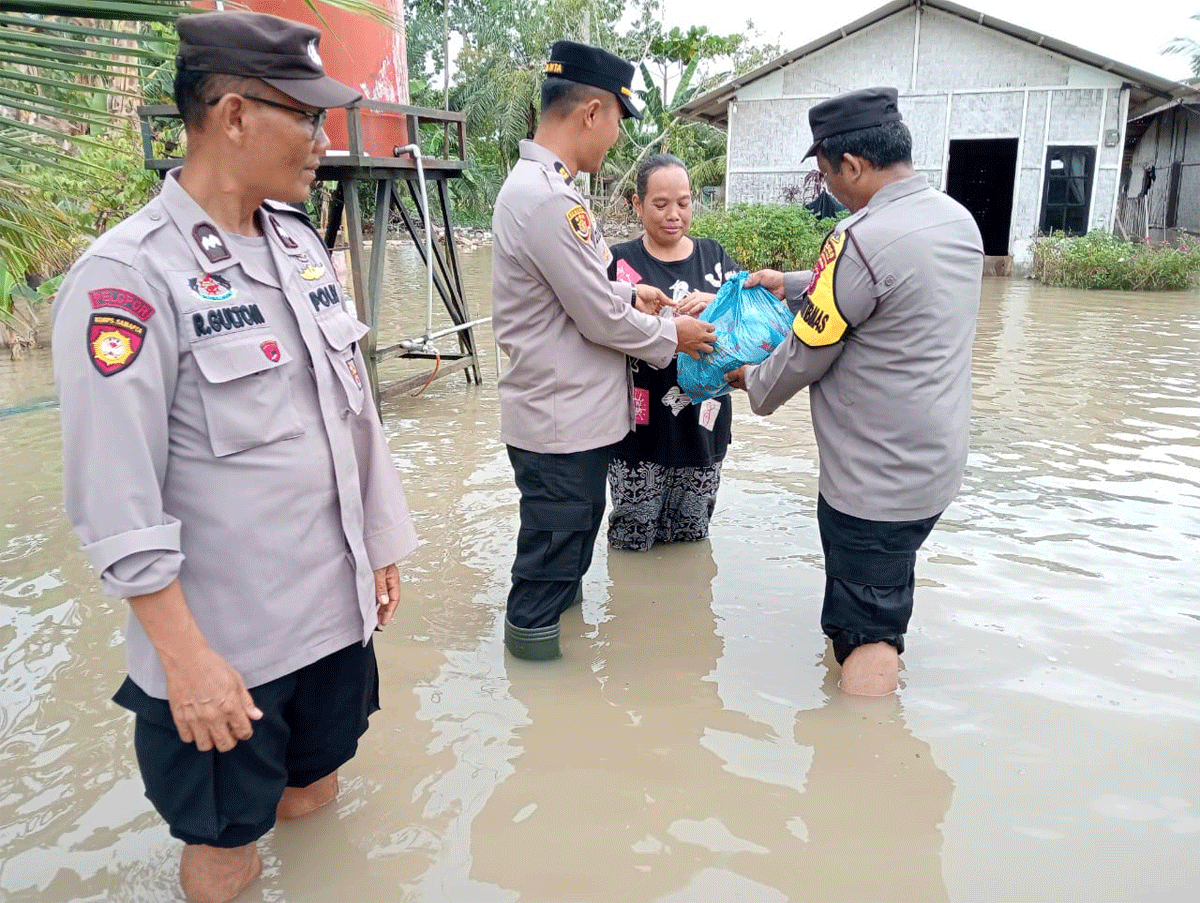 Penyerahan bantuan pada korban banjir.