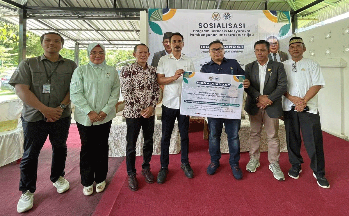 Rico Alviano serahkan bantuan.