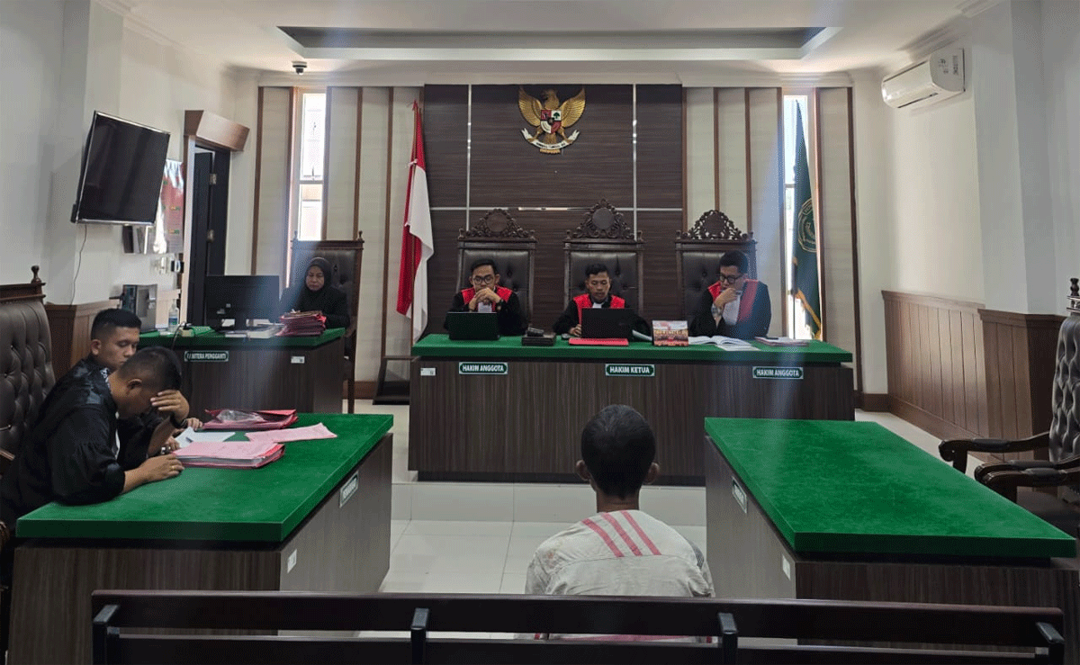 Hakim bacakan putusan dalam sidang, Kamis (2/10/2025) di ruang Candra PN Sei Rampah.