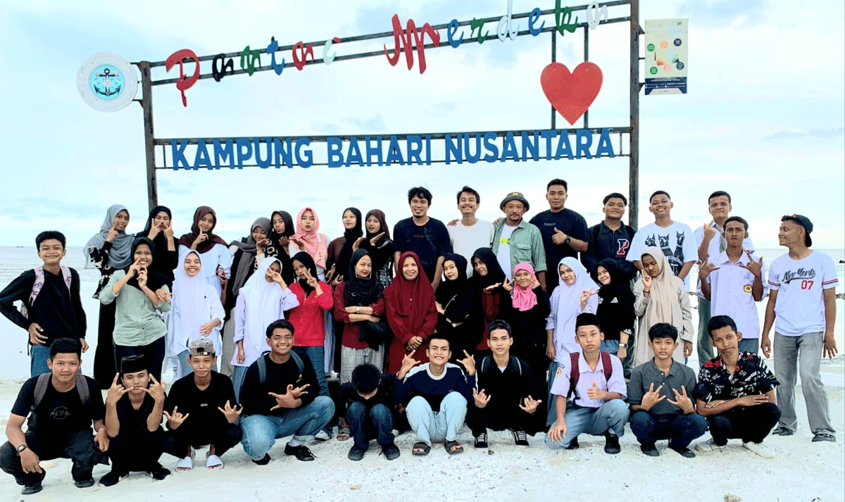 Siswa foto bersama di Pantai Merdeka.