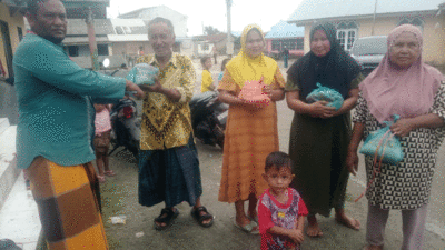 Penyerahan sembako pada warga terdampak cuaca ekstrim.