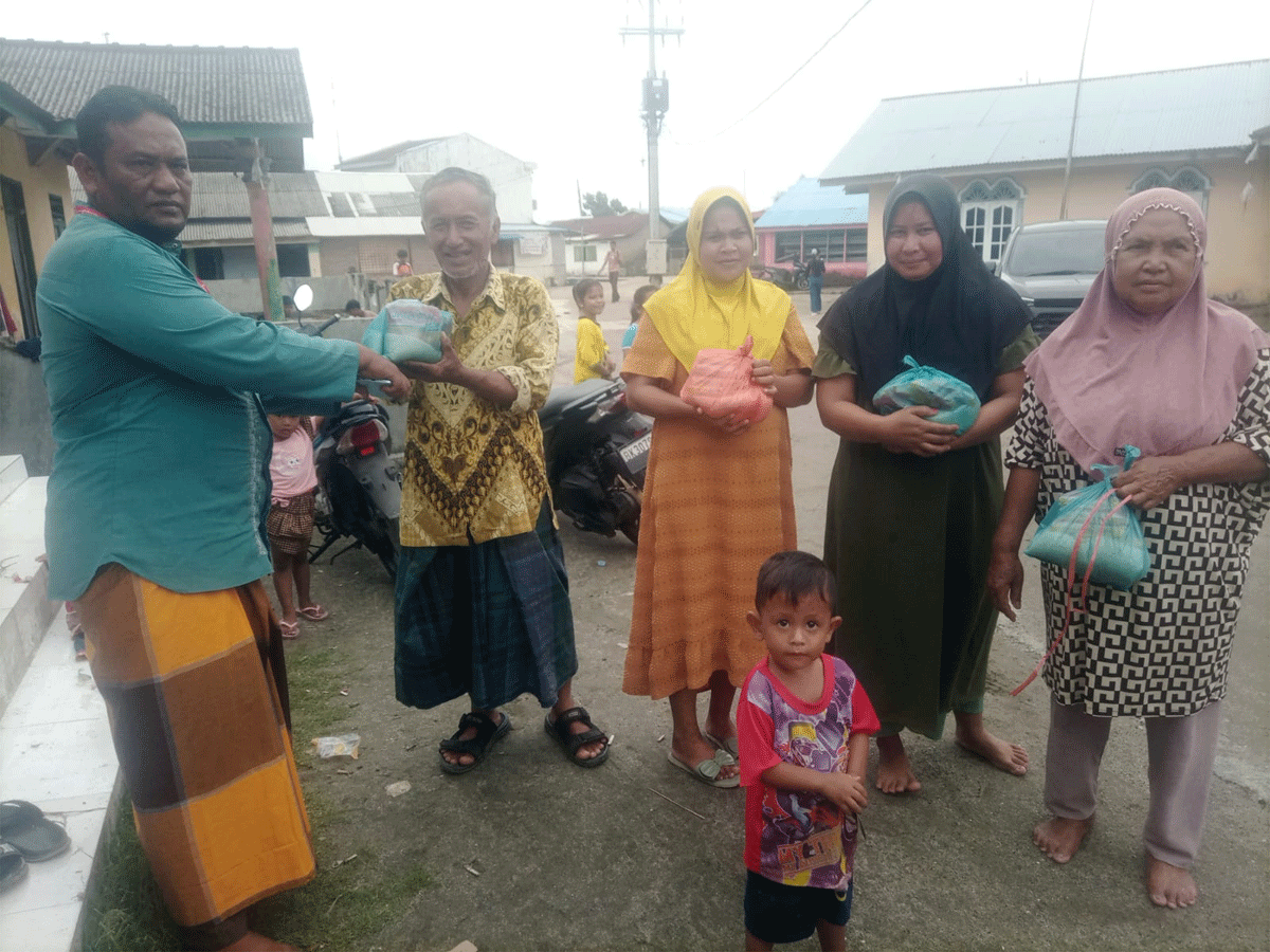 Penyerahan sembako pada warga terdampak cuaca ekstrim.