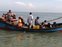 Basarnas Hentikan Pencarian Adi Jawa,  Keluarga Gelar Tabur Bunga di Perairan Sergai