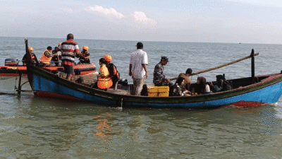 Basarnas Hentikan Pencarian Adi Jawa,  Keluarga Gelar Tabur Bunga di Perairan Sergai