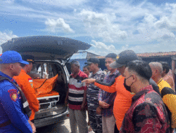 Suasana Haru Iringi Kedatangan Jenazah Waliadi Nelayan Sialang Buah yang Hilang Diterjang Ombak