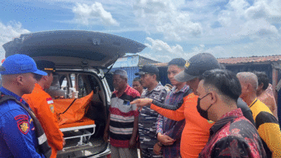 Suasana Haru iringi kedatangan jenazah Waliadi alias Adi Jawa, nelayan Sialang Buah yang hilang diterjang ombak, Kamis (23/10/2025) di perairan selat Malaka, tepatnya seputaran laut Sialang Buah.