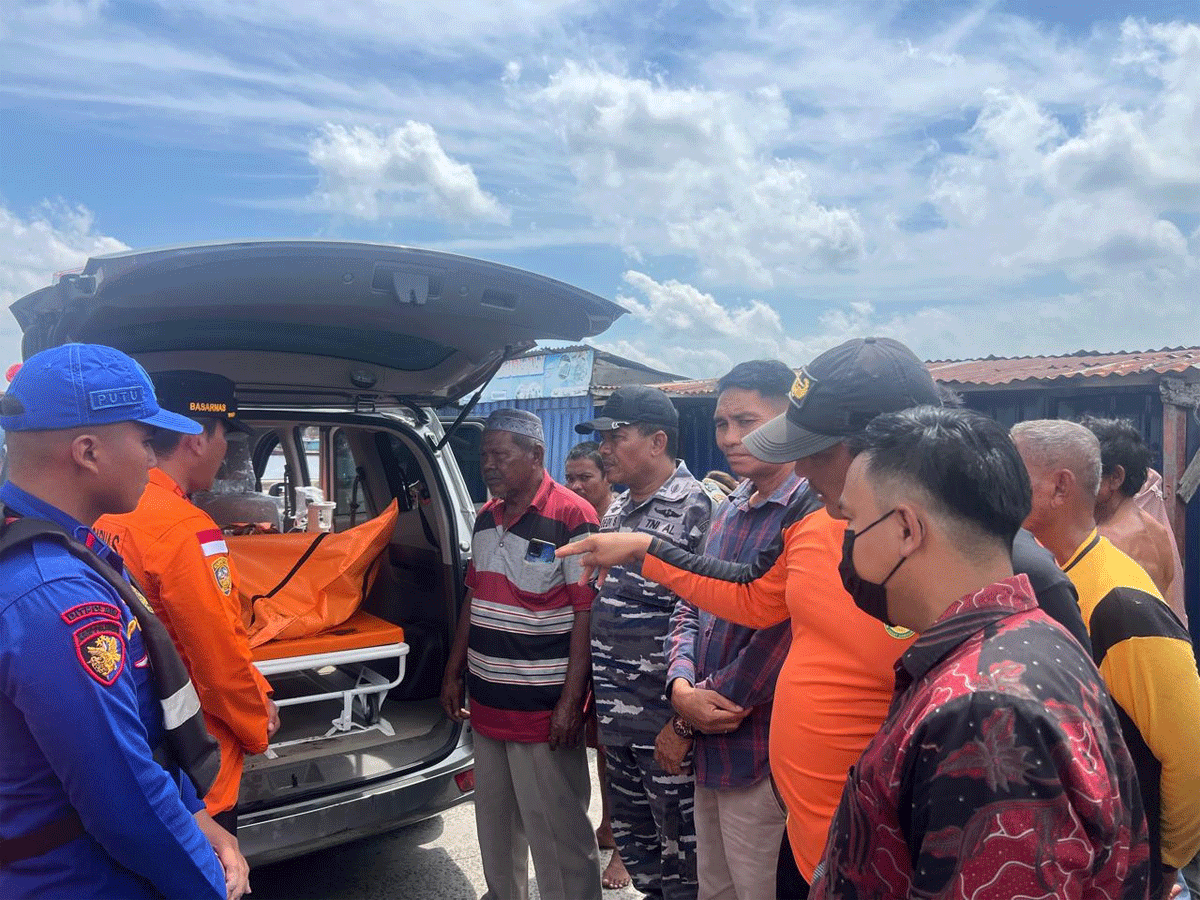 Suasana Haru Iringi Kedatangan Jenazah Waliadi Nelayan Sialang Buah yang Hilang Diterjang Ombak 1 Suasana Haru iringi kedatangan jenazah Waliadi alias Adi Jawa, nelayan Sialang Buah yang hilang diterjang ombak, Kamis (23/10/2025) di perairan selat Malaka, tepatnya seputaran laut Sialang Buah.