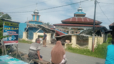 Kanopi masjid rusak seterah ada angin kencang.